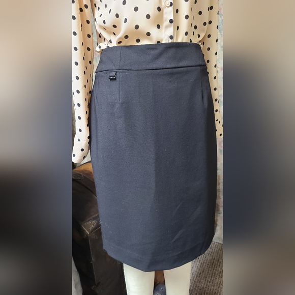 Calvin Klein skirt - Picture 1 of 14